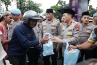 Kapolda Jatim Irjen Pol Drs. Nanang Avianto didampingi Wakapolda Jatim Brigjen Pol Pasma Royce bagikan takjil
