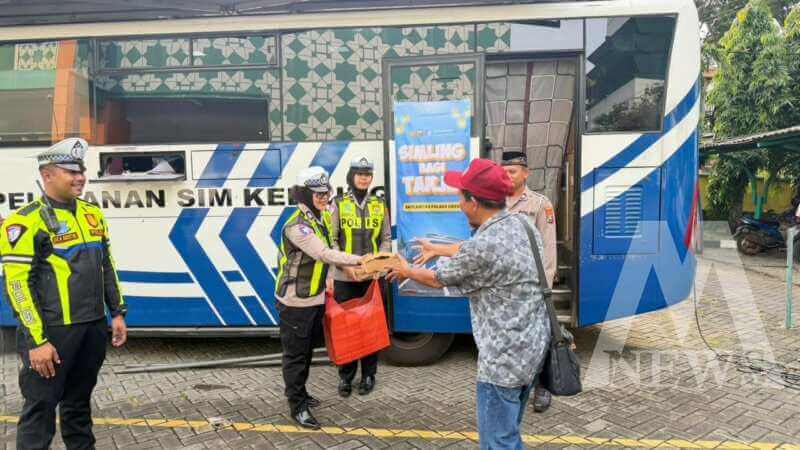 Satlantas Polres Gresik bagi takjil di masjid Agung