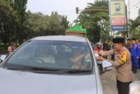 Kapolres Probolinggo AKBP Muhammad Wahyudin Latif bagi takjil