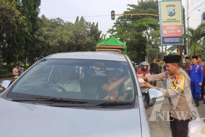 Kapolres Probolinggo AKBP Muhammad Wahyudin Latif bagi takjil