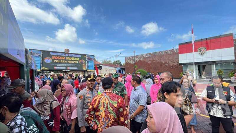 Kapolres Ngawi AKBP Prayoga Angga Widyatama kunjungi pasar murah