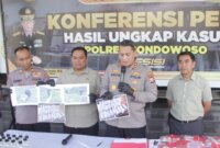 Kapolres Bondowoso AKBP Aryo Dwi Wibowo tunjukkan barang buktinya