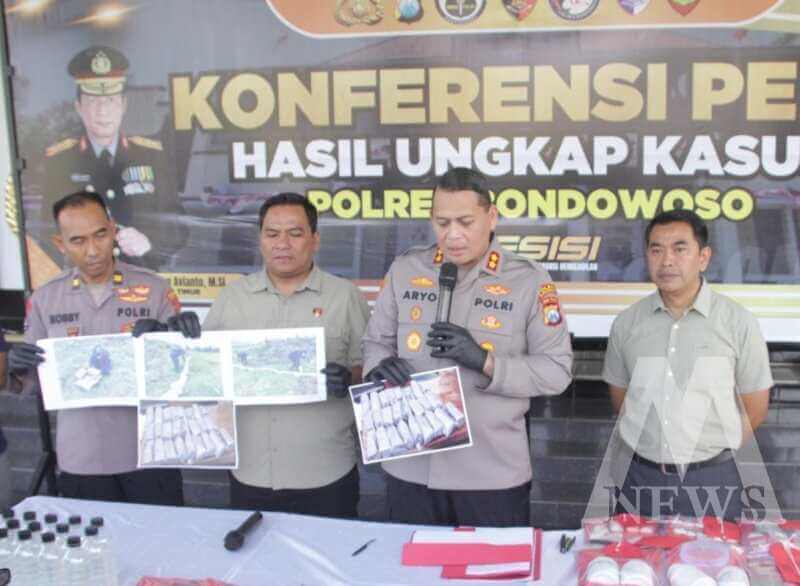 Kapolres Bondowoso AKBP Aryo Dwi Wibowo tunjukkan barang buktinya