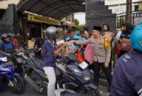 Kapolres Bojonegoro AKBP Afrian Satya Permadi bagi takjil ke pengguna jalan