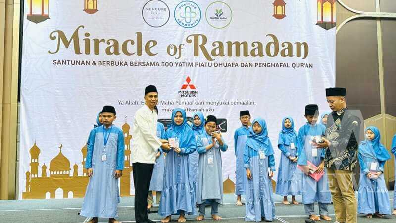 Sugito Adhi Cluster General Manager Mercure Surabaya Grand Mirama dan Grand Mercure Malang Mirama santuni anak yatim-piatu
