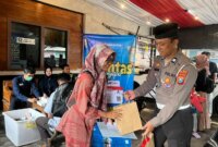 Satlantas Polres Nganjuk bagi takjil