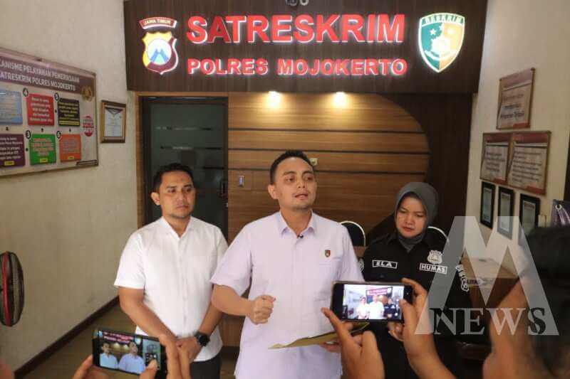 Kasatreskrim Polres Mojokerto AKP Aldhino Prima Wirdhan berikan keterangan