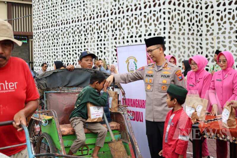 Kapolres Trenggalek AKBP Ridwan Maliki bagi takjil ke tukang becak