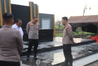 Wakapolda Jatim Brigjen Pol Pasma Royce didampingi Kapolres Nganjuk AKBP Suria Miftah Irawan cek pembangunan tugu dan museum Marsinah di Nganjuk