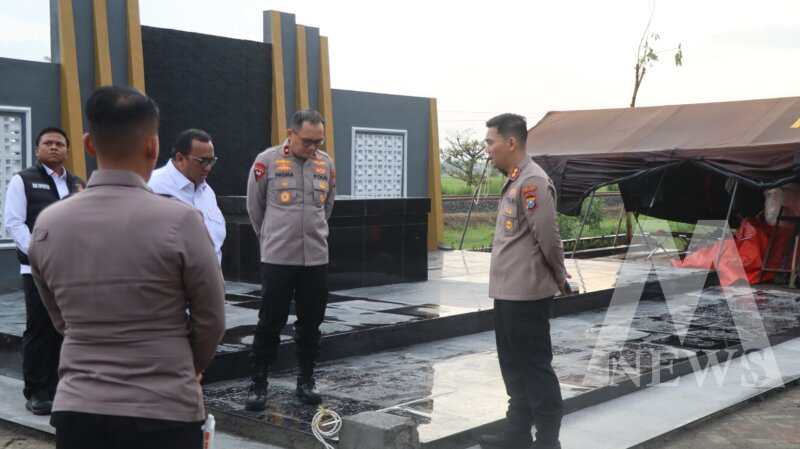 Wakapolda Jatim Brigjen Pol Pasma Royce didampingi Kapolres Nganjuk AKBP Suria Miftah Irawan cek pembangunan tugu dan museum Marsinah di Nganjuk
