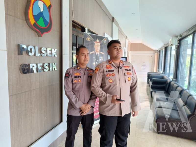 Kapolsek Gresik Kota Iptu Muhammad Kevin Ramadhan didampingi Kasi Humas Polres Gresik Iptu Hepi