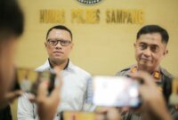 Kasatresnarkoba Polres Sampang Iptu Yuda Yulianto didampingi Kasi Humas Polres Sampang AKP Eko Puji