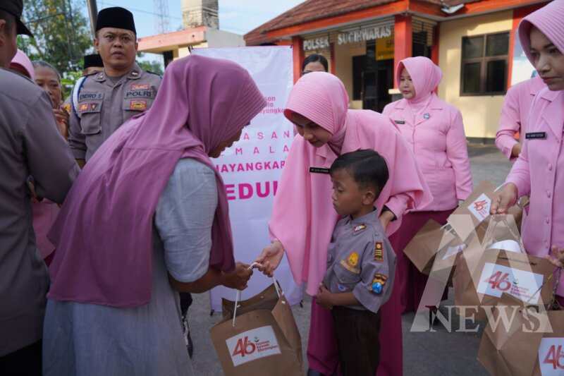 Polres Bojonegoro bersama Siswa TK Kemala Bhayangkari 67 bagi takjil