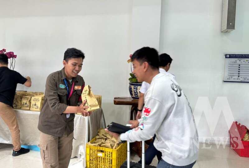 Daop 8 Surabaya bagi 4.000 paket takjil