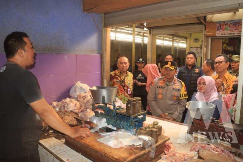 Kapolres Probolinggo AKBP Muhammad Wahyudin Latif sidak pasar tradisional