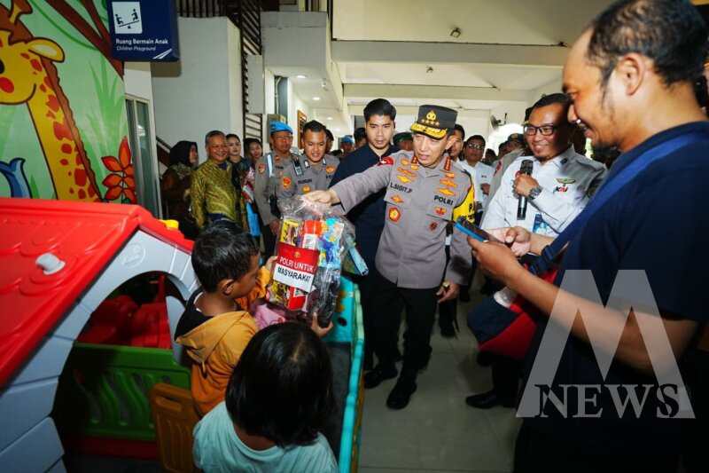 Kapolri Jenderal Listyo Sigit Prabowo kunjungan ke KAI Daop 8 Surabaya