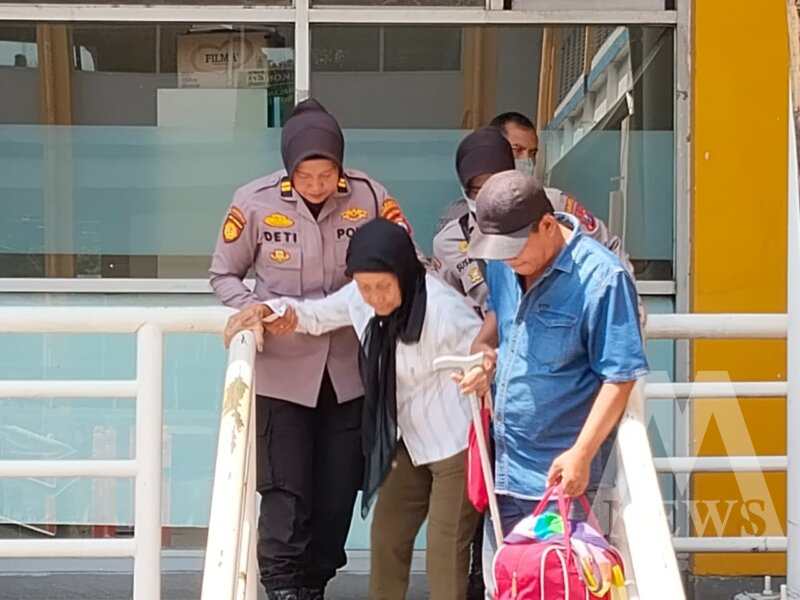 Polwan Polresta Sidoarjo bantu lansia di Terminal Purabaya