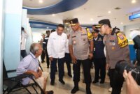 Kapolda Jatim Irjen Pol Drs. Nanang Avianto didampingi Kapolres Pelabuhan Tanjung Perak Surabaya AKBP Wahyu Hidayat saat cek Pospam