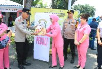 Kapolres Gresik AKBP Ramadhan Nasution bersama Bhayangkari bagi hampers lebaran