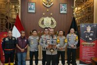 Kapolda Jatim Irjen Pol Drs Nanang Avianto berikan keterangan