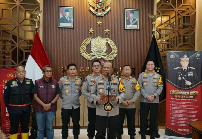 Kapolda Jatim Irjen Pol Drs Nanang Avianto berikan keterangan