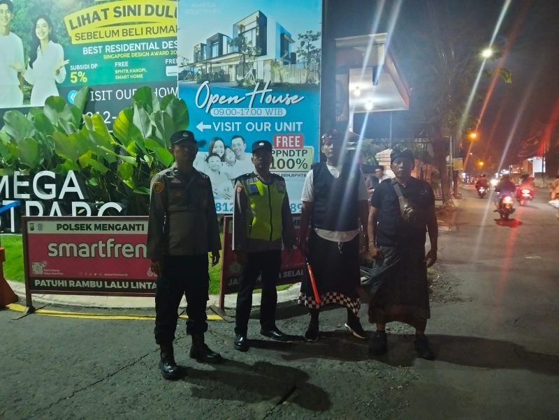 Polres Gresik bersama warga lakukan pengamanan pawai Ogoh-ogoh di Menganti