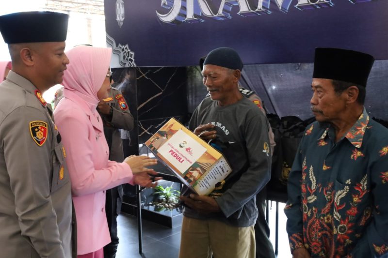 Kapolres Tulungagung AKBP Ihram Kustarto bagi bingkisan lebaran