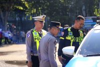 Satlantas Polres Gresik antar pasutri hingga tol Tandes
