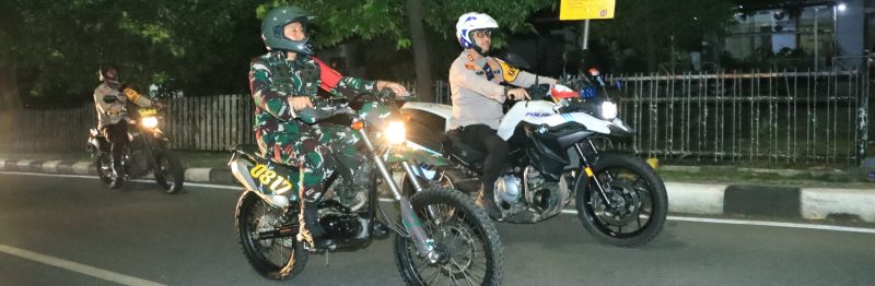 Kapolres Gresik AKBP Ramadhan Nasution bersama Dandim 0817 Gresik Letkol Inf Fadly Subur Karamaha saat patroli skala besar