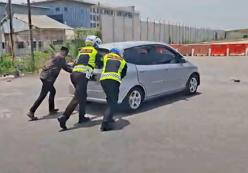 Satlantas Polres Gresik bantu pemudik mogok di jembatan Sembayat