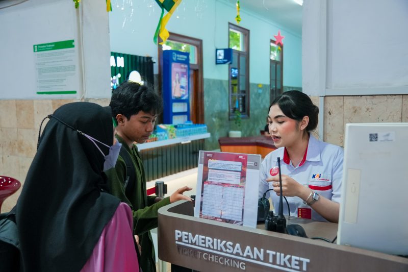 KAI Commuter Line saat arus balik lebaran