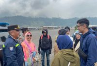 Kapolsek Sukapura AKP Ardhi Bita Kumala saat patroli di gunung Bromo