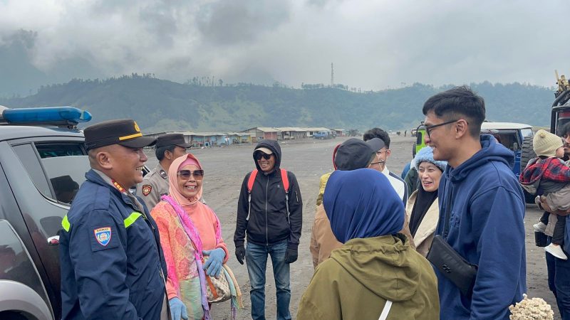 Kapolsek Sukapura AKP Ardhi Bita Kumala saat patroli di gunung Bromo