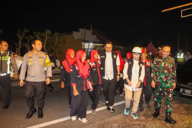 Bupati Lumajang Indah Amperawati didampingi Kapolres Lumajang AKBP Alex Sandy Siregar pantau malam takbiran