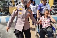 Polwan Polresta Sidoarjo bantu disabilitas