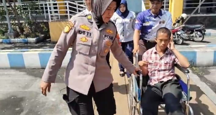 Polwan Polresta Sidoarjo bantu disabilitas