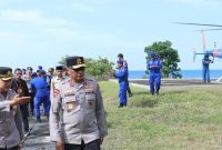 Kapolda Jatim Irjen Pol Drs Nanang Avianto saat patroli udara