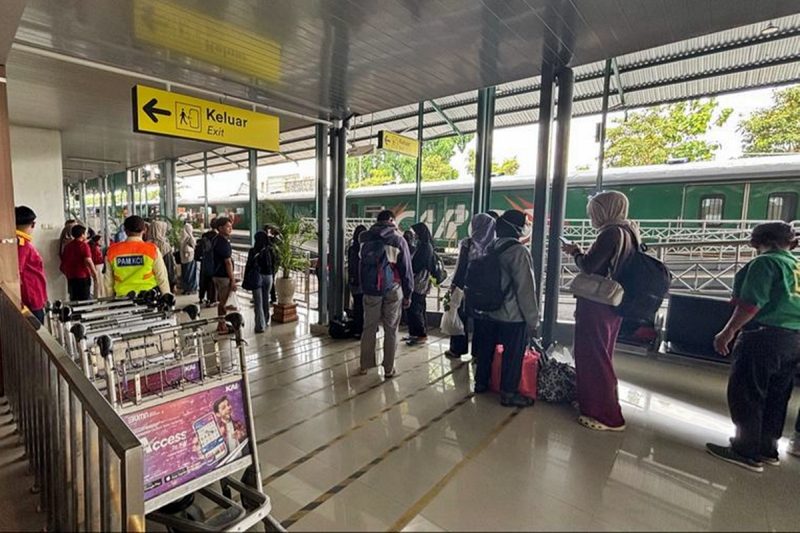 KAI Commuter layani pelanggan saat Lebaran
