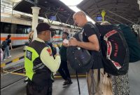 Wisatawan Asing pengguna KA saat Angleb