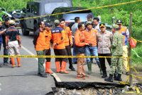 Kapolres Probolinggo AKBP Muhammad Wahyudin Latif tinjau lokasi longsor