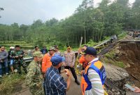 Polres Probolinggo Pasang Police Line