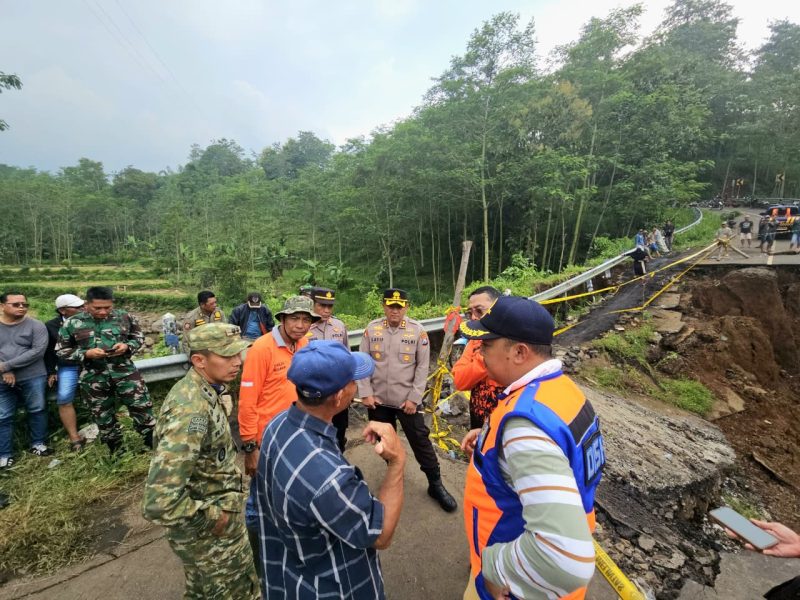 Polres Probolinggo Pasang Police Line