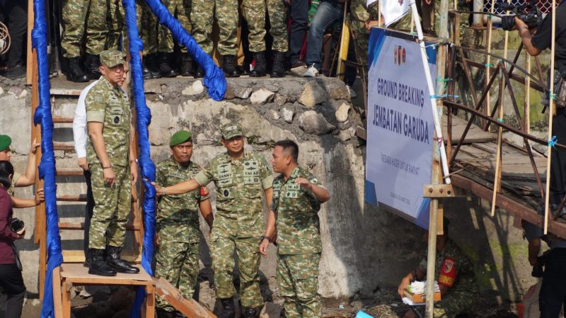 Danrem 084/BJ Brigjen TNI Danny Alkadrie saat hadiri Groundbreaking jembatan Kalianak Surabaya