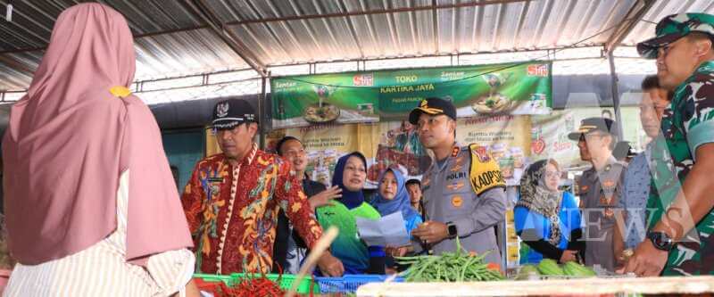 Kapolres Ngawi AKBP Prayoga Angga Widyatama sidak pasar tradisional