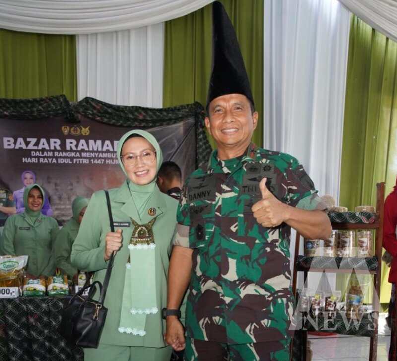 Danrem 084/Bhaskara Jaya Brigjen TNI Danny Alkadrie didampingi Ketua Persit KCK Ny. Nining Danny Alkadrie