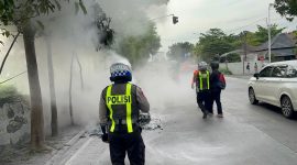 Satlantas Polres Gresik bantu padamkan motor terbakar