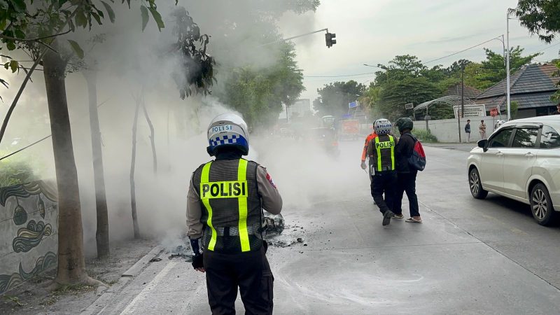 Satlantas Polres Gresik bantu padamkan motor terbakar