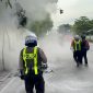 Satlantas Polres Gresik bantu padamkan motor terbakar
