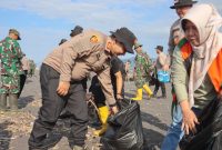 Kapolres Lumajang AKBP Alex Sandy Siregar saat bersih-bersih pantai Bambang