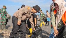 Kapolres Lumajang AKBP Alex Sandy Siregar saat bersih-bersih pantai Bambang